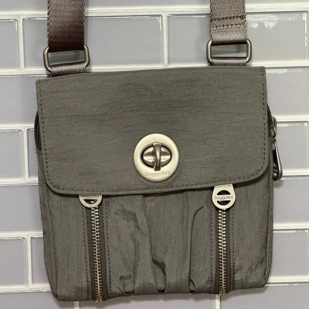 Baggallini Crossbody Bag – Tokyo Style – Gray Nylon – Turnlock, Expandable